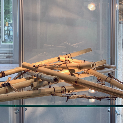 Ausstellungsdisplay mit gelben Schlauchketten, platziert in Bambusstäben