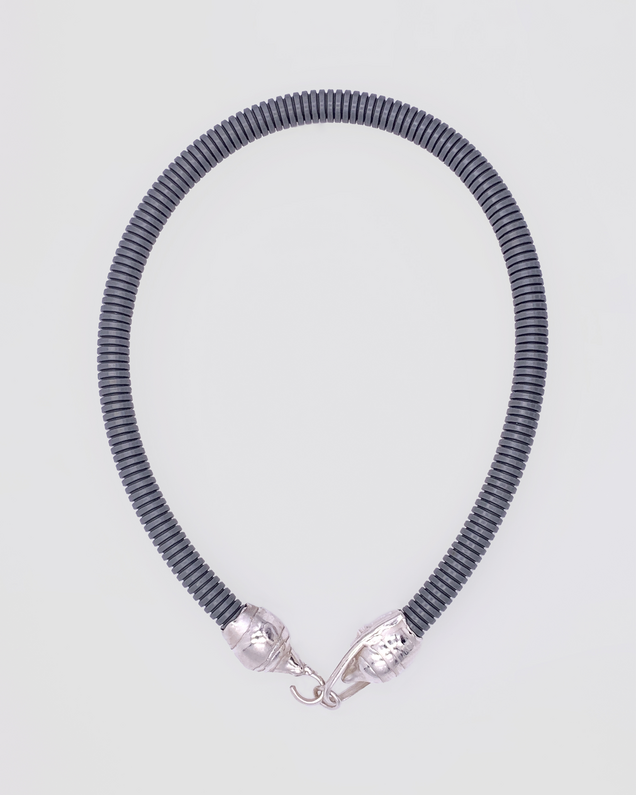 Kurze Halskette aus grauem Schutzschlauch mit gegossenen Silberverschlüssen