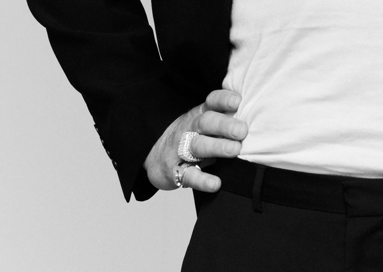 Detailansicht einer Männerhand die zwei Ringe trägt