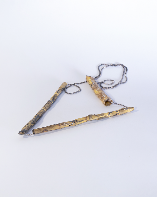 Schwarze silberne Halskette mit drei Schlauchstücken, die wie Bambus aussehen