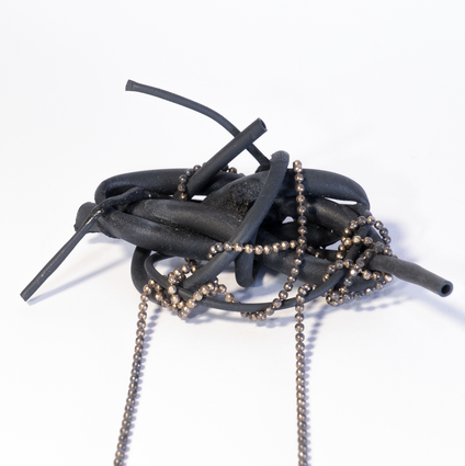 Schwarze silberne Halskette mit einem schwarzen Schlingen Anhänger aus Schlauchmaterial