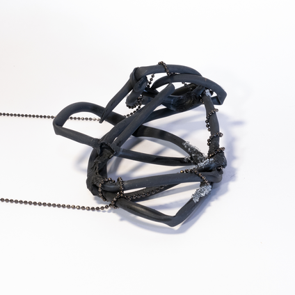 Schwarze silberne Halskette mit einem schwarz Schlingen Anhänger aus Schlauchmaterial